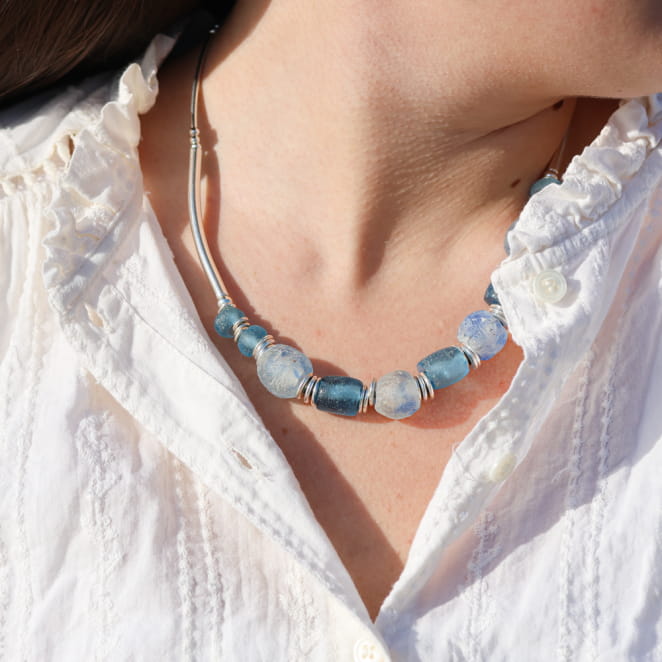 Collier Nicoletta argenté avec perles bleu ciel, création artisanale lumineuse
