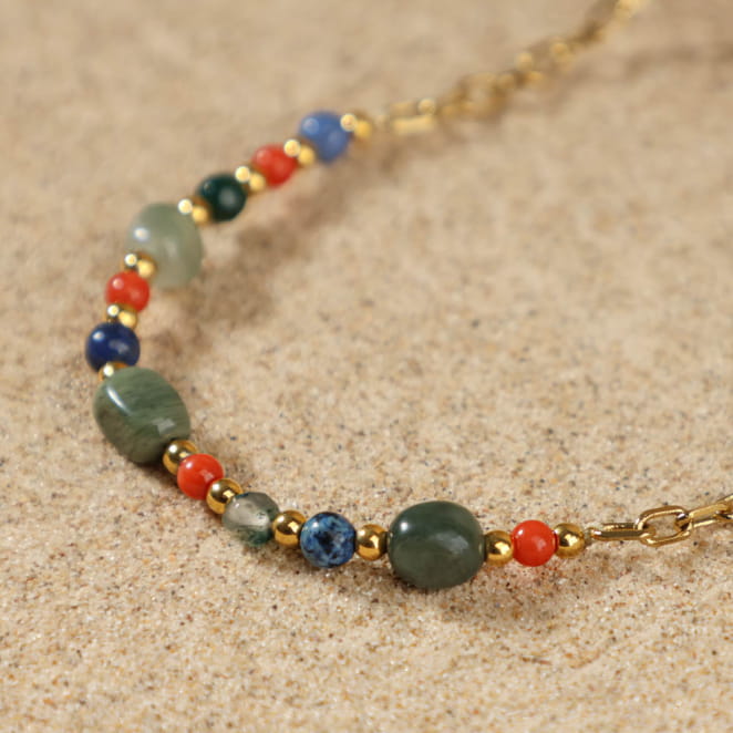 Collier Nomia doré avec perles colorées et kaki, création artisanale française