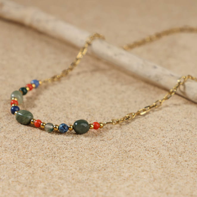 Collier Nomia en perles multicolores et kaki, monté sur chaîne dorée, fabrication française