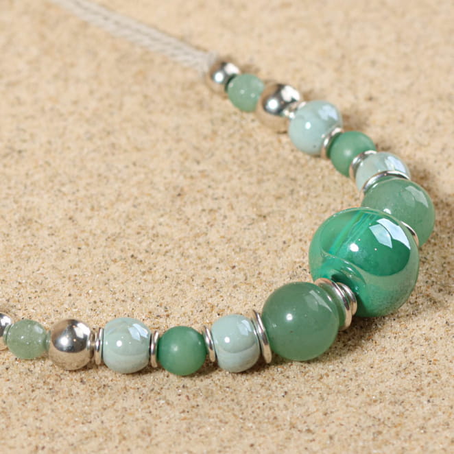 Collier Pascala, vue rapprochée des perles aux tons verts et blancs nacrés – création artisanale française