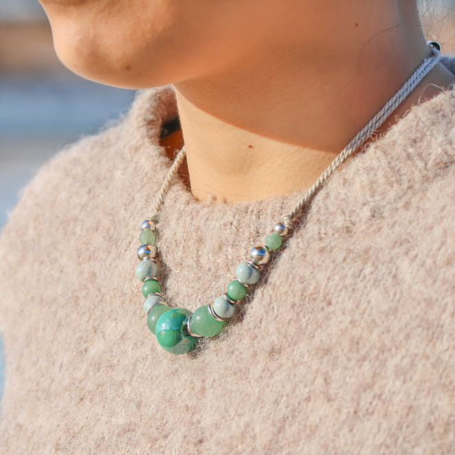 Collier Pascala en argenté et perles vert d'eau multicolores, création artisanale française