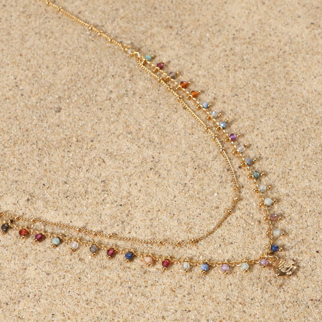 Collier Popy – bijou en métal doré avec perles multicolores en pierres naturelles et pendentif poisson, fabrication artisanale française