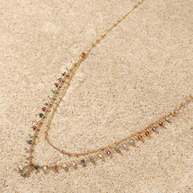 Détail du collier Popy avec chaînes dorées et perles multicolores en pierres naturelles, accompagné d'un pendentif poisson doré – création artisanale française élégante