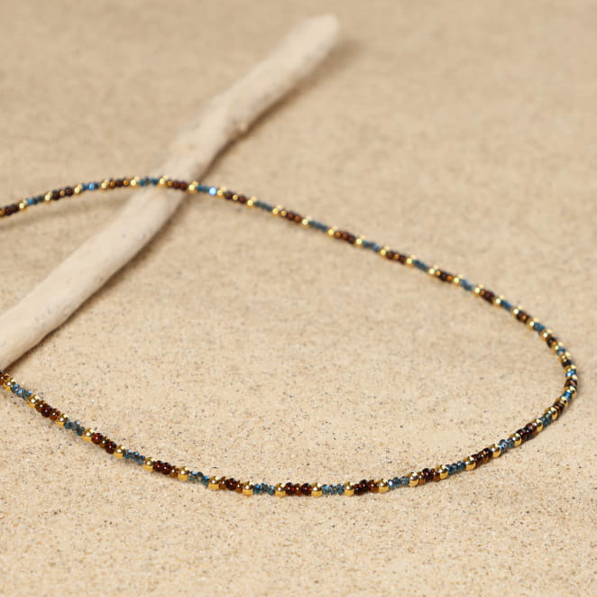 Collier Ramses doré à l’or fin et perles marron multicolores, création artisanale française lumineuse.