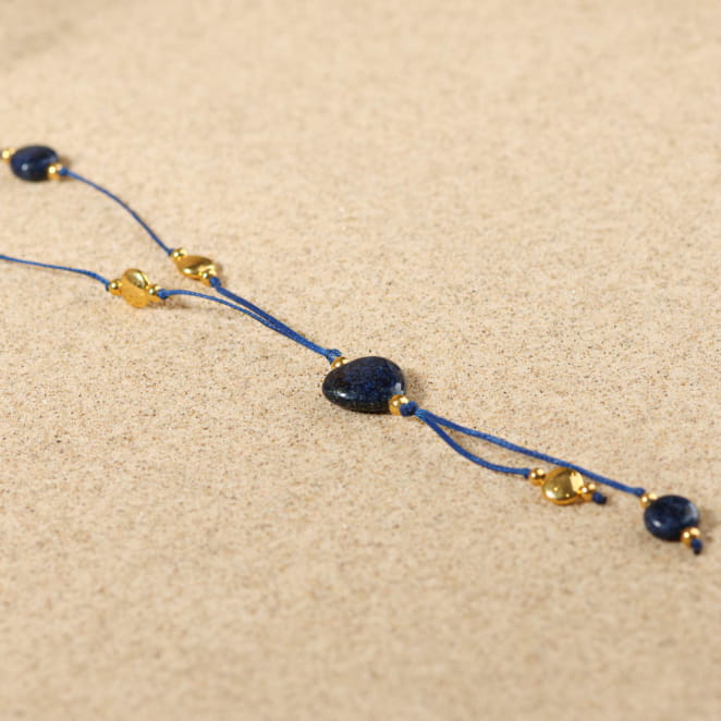 Collier long Romantico doré, perles bleu marine pour une allure élégante et légère