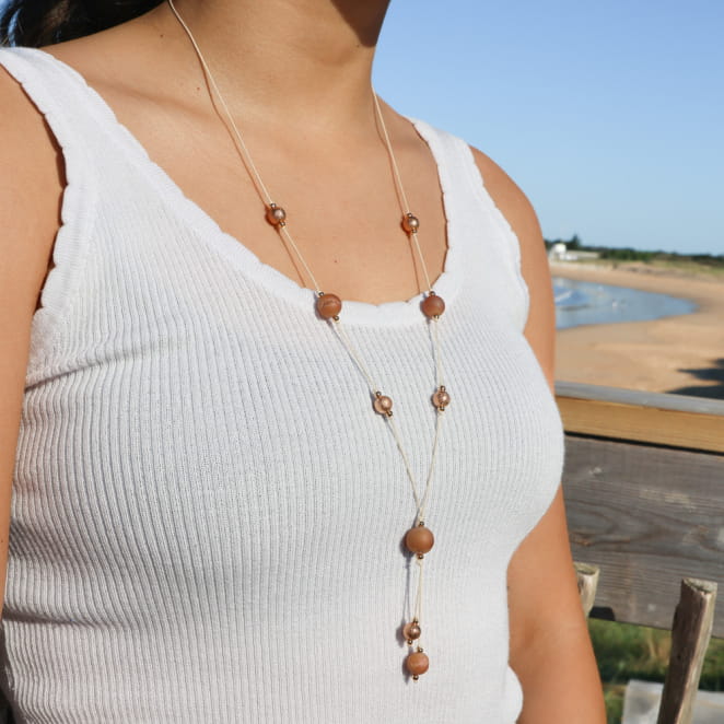 Sautoir Rosée doré avec pendentif rose saumon, création artisanale française.