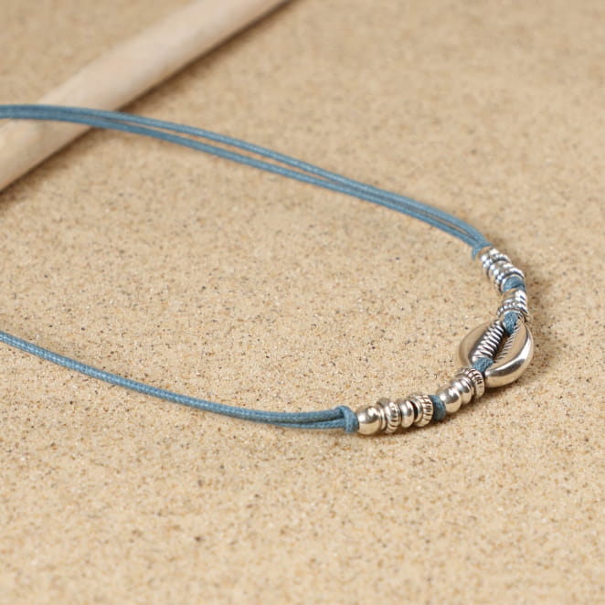 Collier Seignosse – bijou en métal plaqué argent avec pendentif cauri, perles argentées et cordon bleu montana en coton, fabrication artisanale française