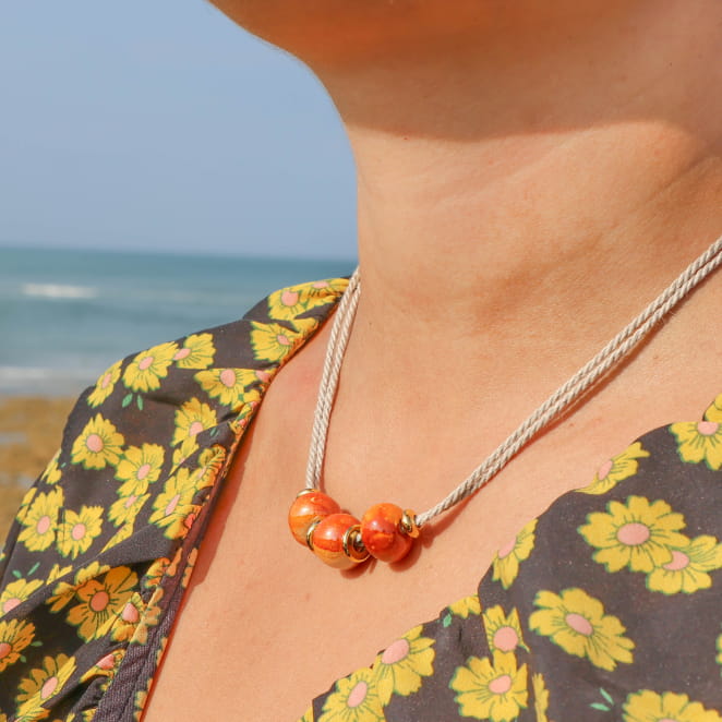 Collier Sepia doré à l’or fin avec perles orange, fait main en France.