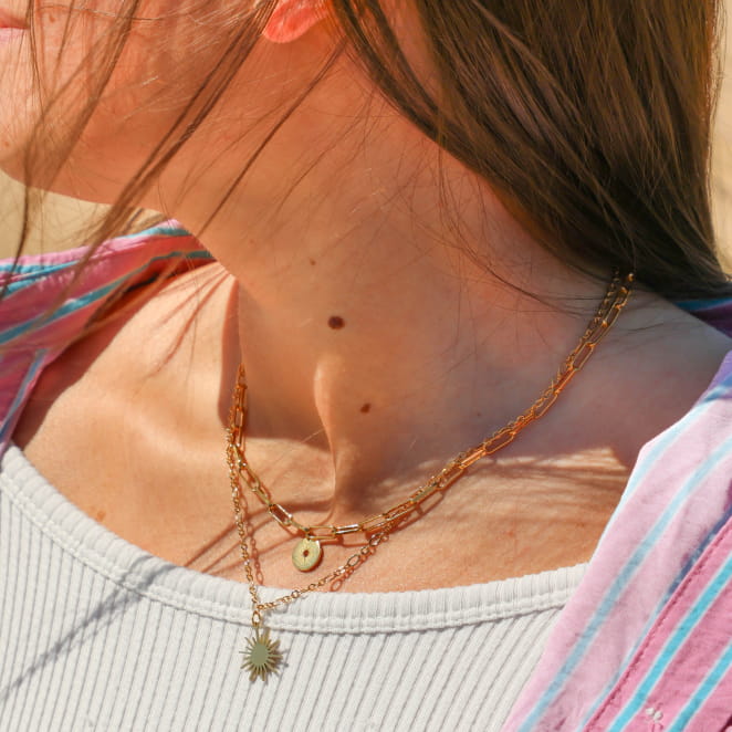 collier Sole doré, création artisanale française portée au cou