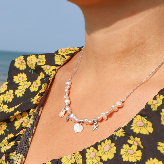 Collier Tara en métal plaqué argent et perles roses, bijou artisanal français.