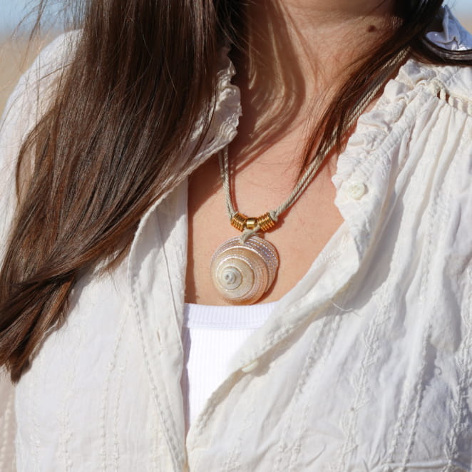 Collier Vacances doré avec perles blanches, esprit estival et artisanal