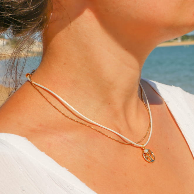 Collier Vie doré à l’or fin et perles blanches, création artisanale française au style épuré.