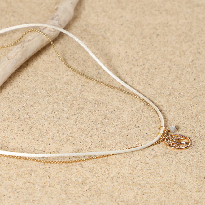 Collier Vie doré à l’or fin et perles blanches, bijou artisanal français raffiné.