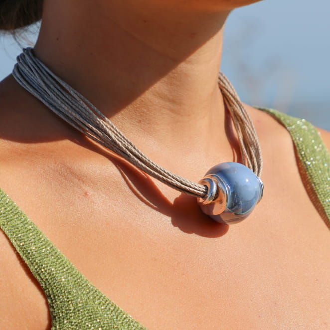 collier Ville argenté orné d’un pendentif bleu Montana porté