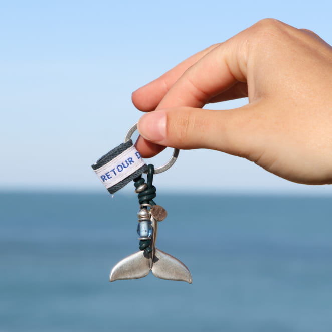 Porte-clés Arcachon en métal argenté avec breloques marines et corde bleu ciel, fabrication artisanale française.