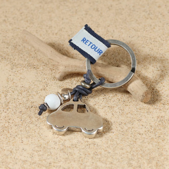 Porte-clés voiture bleu marine en métal argenté, création artisanale française