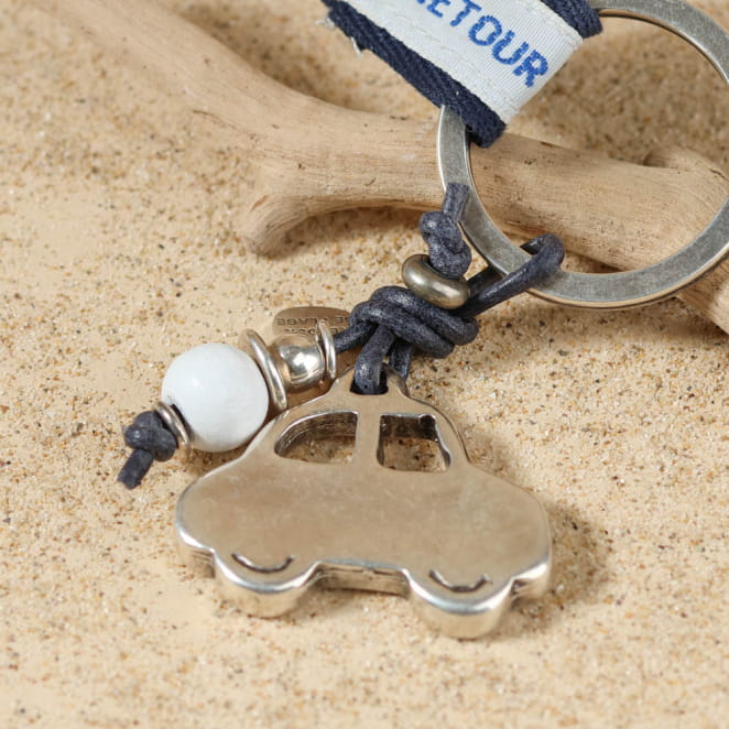 Zoom sur porte-clefs voiture argenté et bleu, fabriqué à la main en France