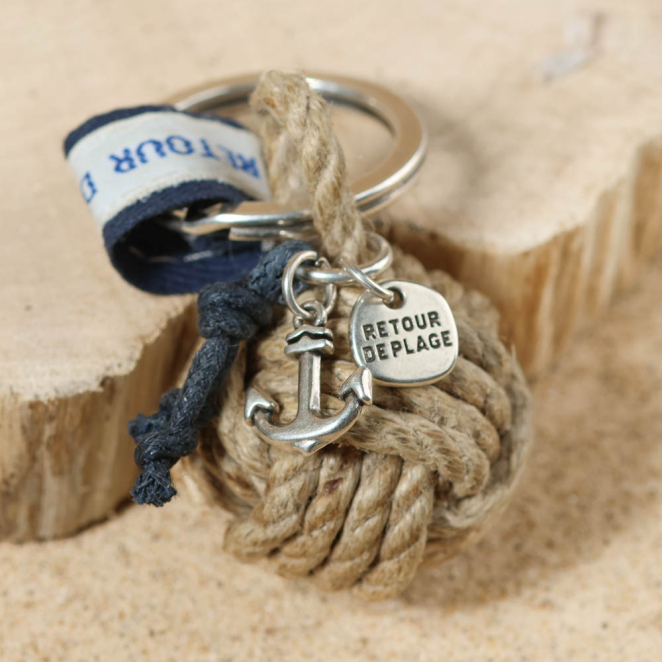 Porte-clés Arvert en corde beige et médaillon argenté, entre authenticité et raffinement.