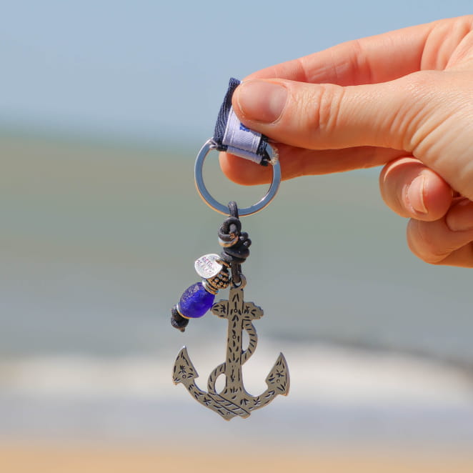porte-clés Brieuc argenté bleu marine, bijou artisanal fabriqué en France