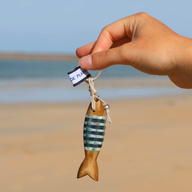 Porte-clés Colin artisanal en métal plaqué argent et corde bleu marine à rayures multicolores.