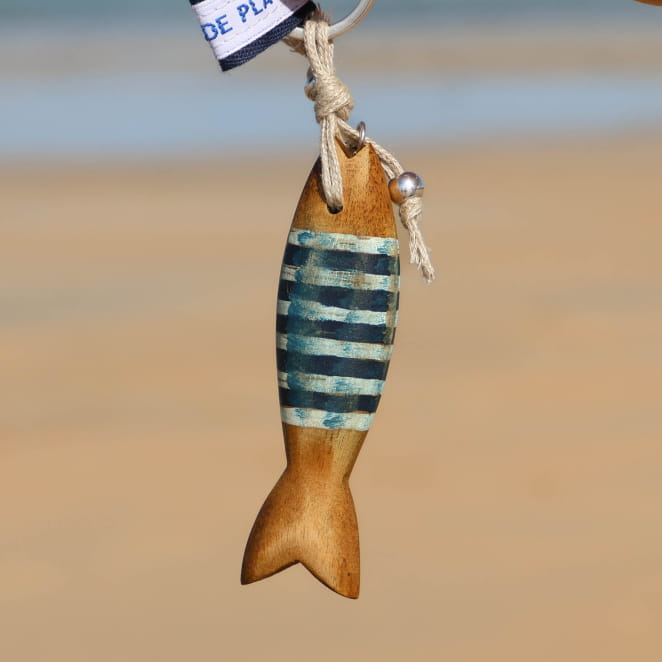 Porte-clés Colin en métal argenté avec corde bleu marine multicolore, fabrication française.