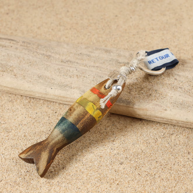 Porte-clés Colin Retour de Plage avec pendentif poisson en bois peint orange multicolore, cordons en lin naturel, perle en métal plaqué argent 999 et ruban en coton blanc et bleu – accessoire artisanal fabriqué en France
