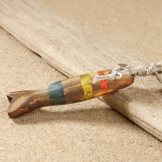 Détail du porte-clés Colin avec poisson en bois coloré, cordons en lin, perle argentée et ruban en coton – création artisanale française élégante