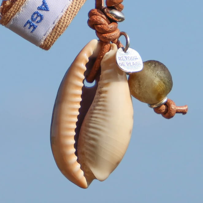 porte-clés Kory argenté et coquillage beige suspendu