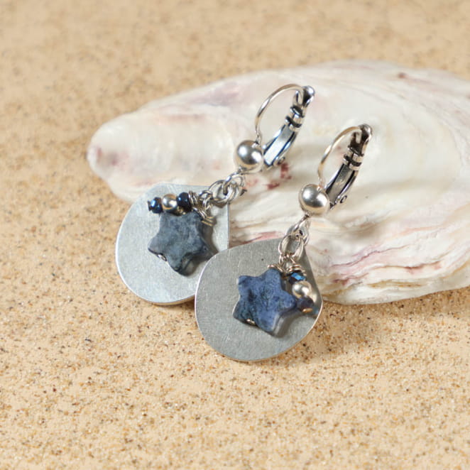 Boucles Loulie en perles bleu gris et métal argenté, fabriquées en France