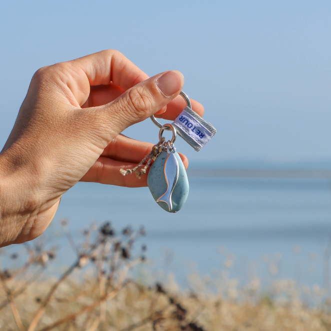 porte-clés Maumusson argenté avec détails bleu