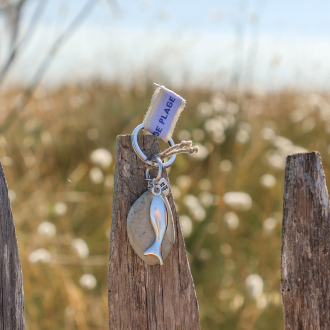 porte-clés Maumusson argenté avec détails gris sur bois