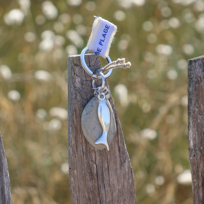 porte-clés Maumusson argenté et gris accroché sur bois
