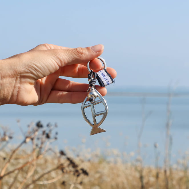 porte-clés Merlan argenté avec détails bleu marine