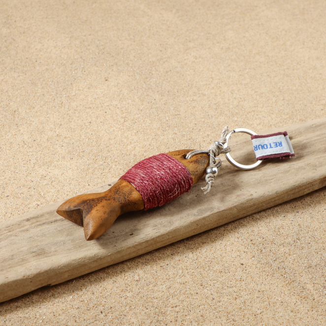 Porte-clés Merlu en métal plaqué argent et perle noire, bijou artisanal français élégant