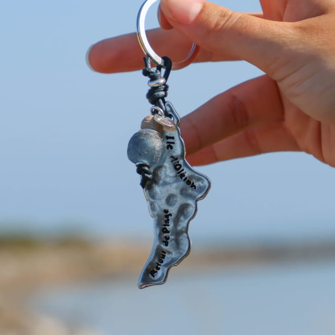 porte-clés Oléron argenté et corde bleue marine suspendu