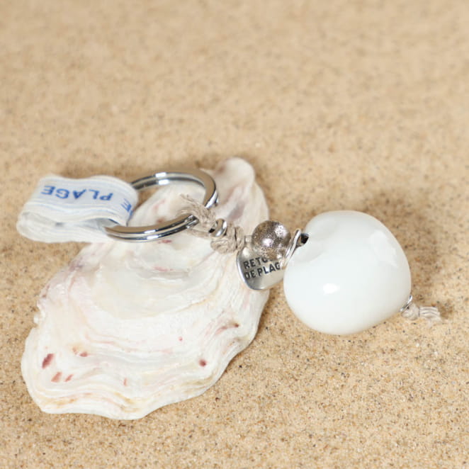 Porte-clés Olive blanc nacré avec finitions argentées, fait main en France