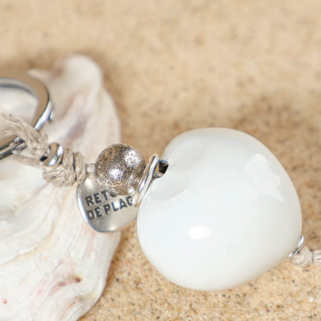Porte-clés perlé blanc et argent, création artisanale française