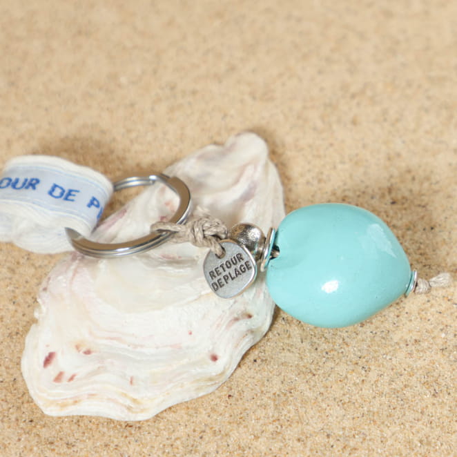 Porte-clés Olive avec perle bleu ciel et éléments argentés, bijou fait main en France