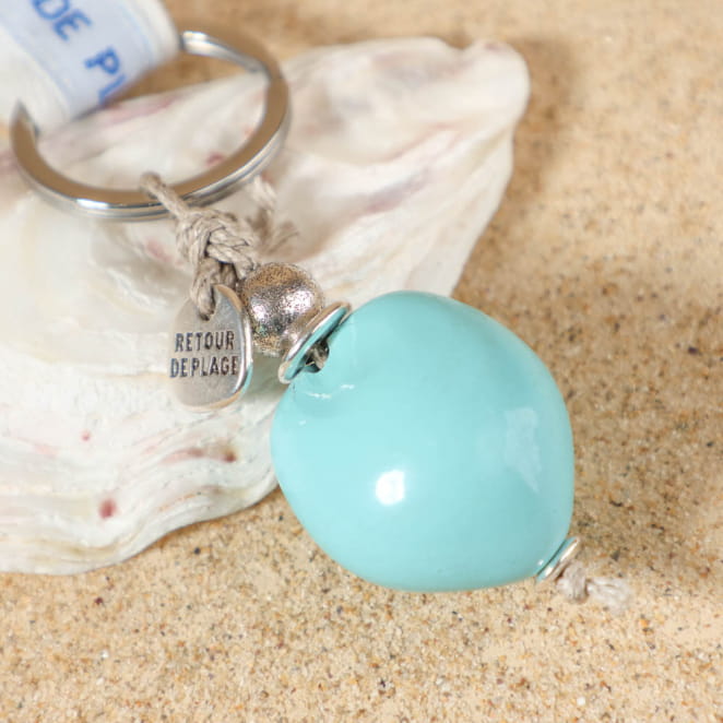 Porte-clés bleu pastel et argenté Olive, création artisanale française