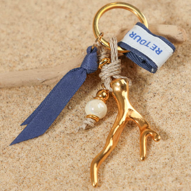 Porte-clés multicolore avec cordon bleu marine et finitions dorées, fait main en France