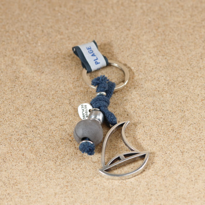 Porte-clés Voilier en métal plaqué argent avec perles bleu montana, fabrication artisanale française.