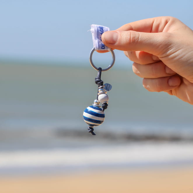 porte-clés Yann argenté bleu dur, bijou artisanal fabriqué à la main en France