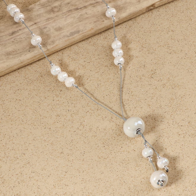 Sautoir Artiste en métal argenté orné de perles blanches, bijou artisanal français.