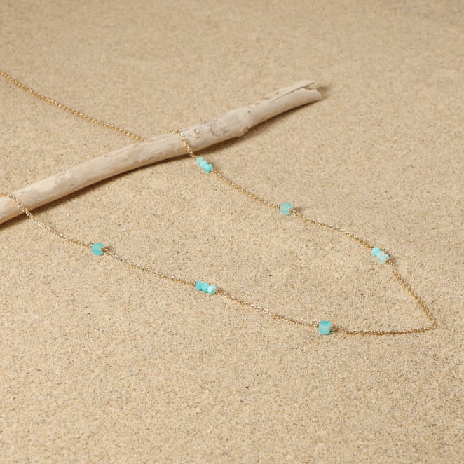 Sautoir Abigaelle en chaine doré et perles émeraude. Fabrication artisanale.