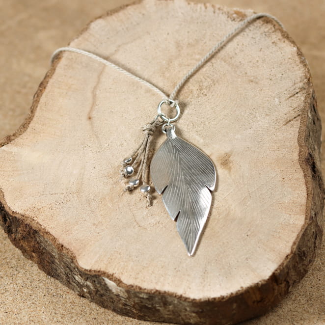 Sautor en lin avec pendentif argenté en forme de plume Autruche.