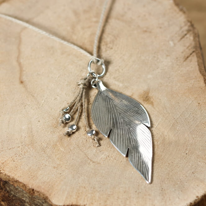 Sautoir Autruche en lin et pendentif plume argentée. Fabrication française.