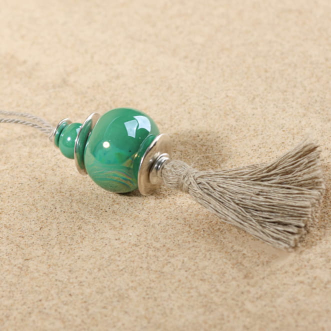 Sautoir long avec pendentif cachalot et perles vert menthe, monté sur métal argenté.