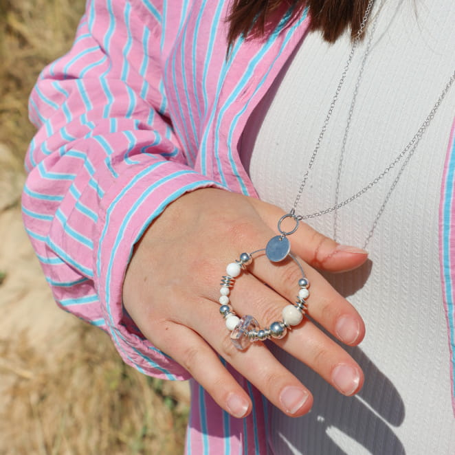 sautoir Mirage argenté blanc, création artisanale française portée