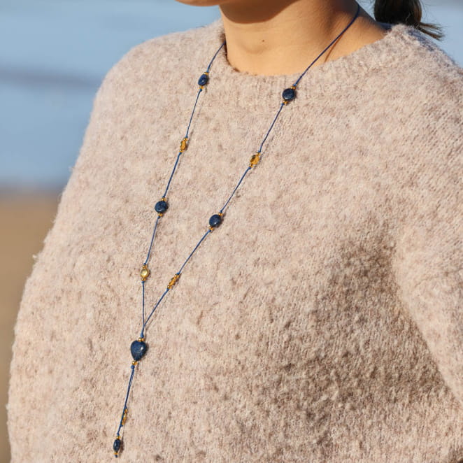 Sautoir Romantico doré et perles bleu marine, bijou poétique fait main