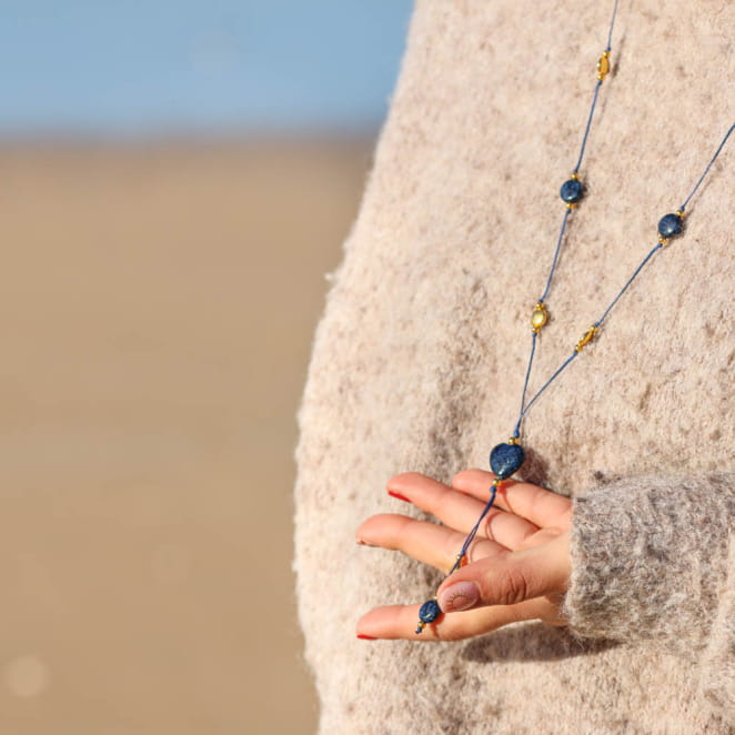 Sautoir Romantico doré et perles bleu marine, bijou poétique fait main